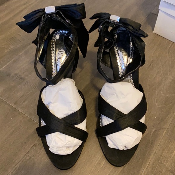 Dressy satin black heels w/bow in back - Picture 1 of 3